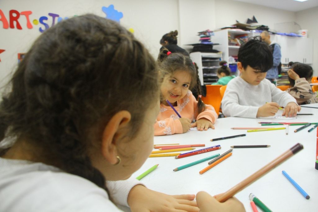 Kartal Belediyesi işbirliğiyle, Kartal Belediye Kreşlerinin öğrencilerine tiyatro ve atölye etkinlikleri gerçekleştirdik.  görseli 15