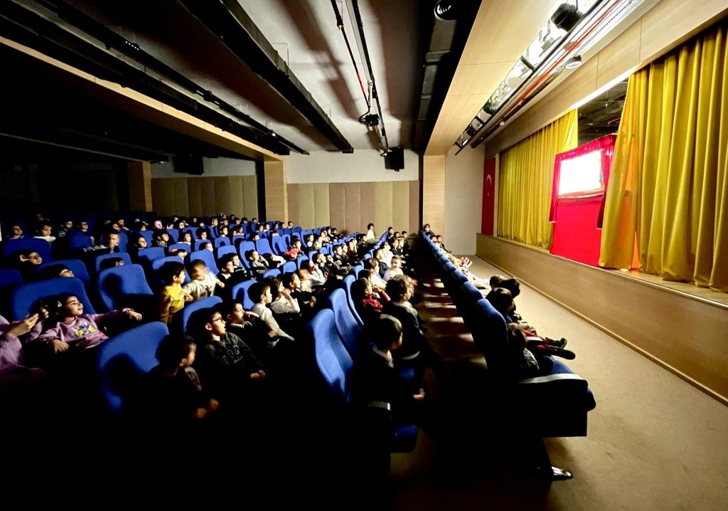 Anasınıfı ve ilkokul öğrencilerimiz Hacivat ve Karagöz gölge oyununu eğlenerek ve bilgi edinerek izlediler.