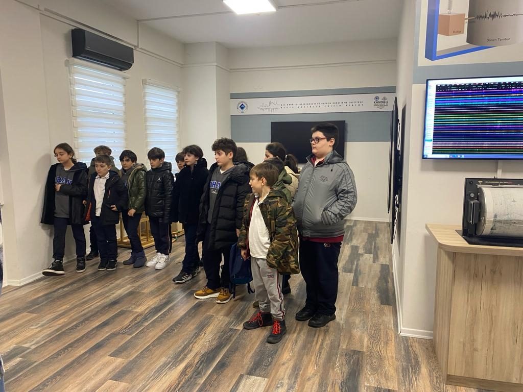 4.sınıf öğrencilerimizle Kandilli Rasathanesi ve Deprem Araştırma Enstitüsüne gözlem ve inceleme gezisi gerçekleştirdik. görseli 6