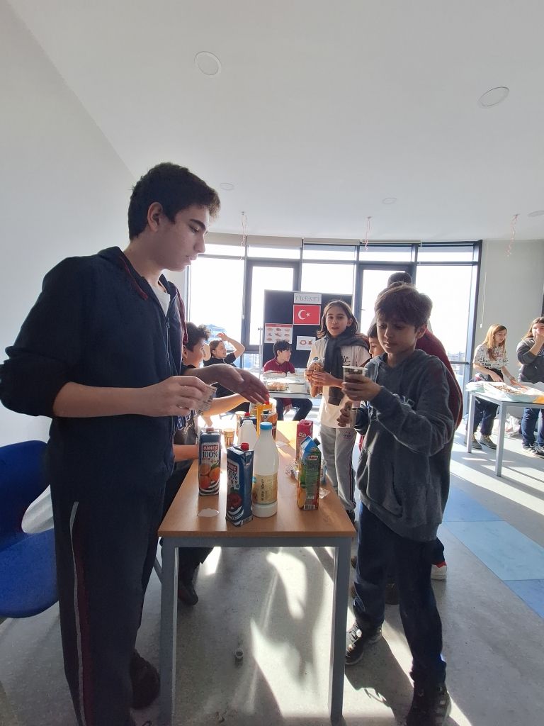 Yabancı Diller Bölümümüz tarafından farklı ülkelerin kültür paylaşımı amacıyla ''White Winter Party'' etkinliği gerçekleştirildi görseli 7
