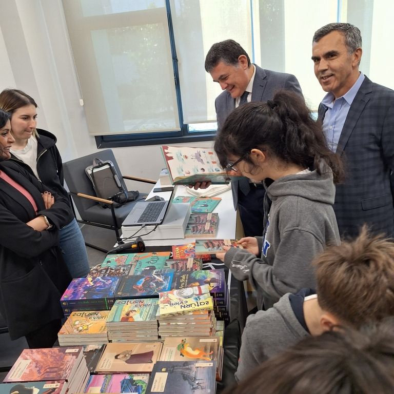3. Geleneksel " Bir Kitap, Bir Dünya " fuarımızın açılışını Sayın Kurucumuz, Kurucu Temsilcilerimiz, Genel Müdürümüz ve Okul Müdürlerimizin katılımıyla gerçekleştirdik. görseli 5