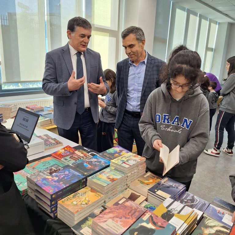 3. Geleneksel " Bir Kitap, Bir Dünya " fuarımızın açılışını Sayın Kurucumuz, Kurucu Temsilcilerimiz, Genel Müdürümüz ve Okul Müdürlerimizin katılımıyla gerçekleştirdik. görseli 6