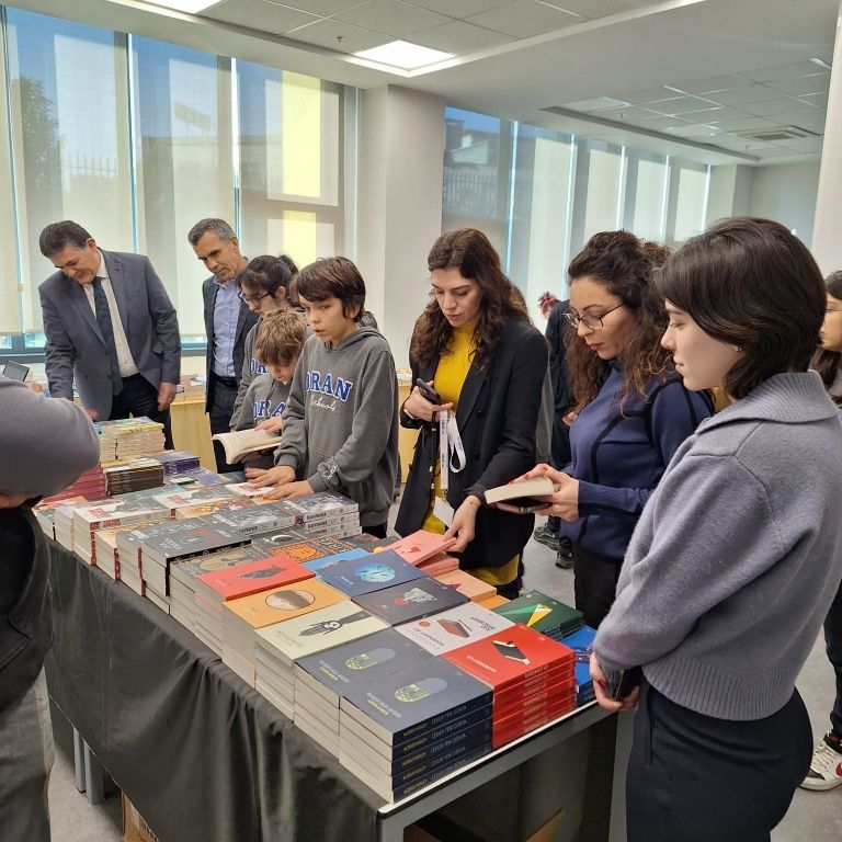 3. Geleneksel " Bir Kitap, Bir Dünya " fuarımızın açılışını Sayın Kurucumuz, Kurucu Temsilcilerimiz, Genel Müdürümüz ve Okul Müdürlerimizin katılımıyla gerçekleştirdik. görseli 4