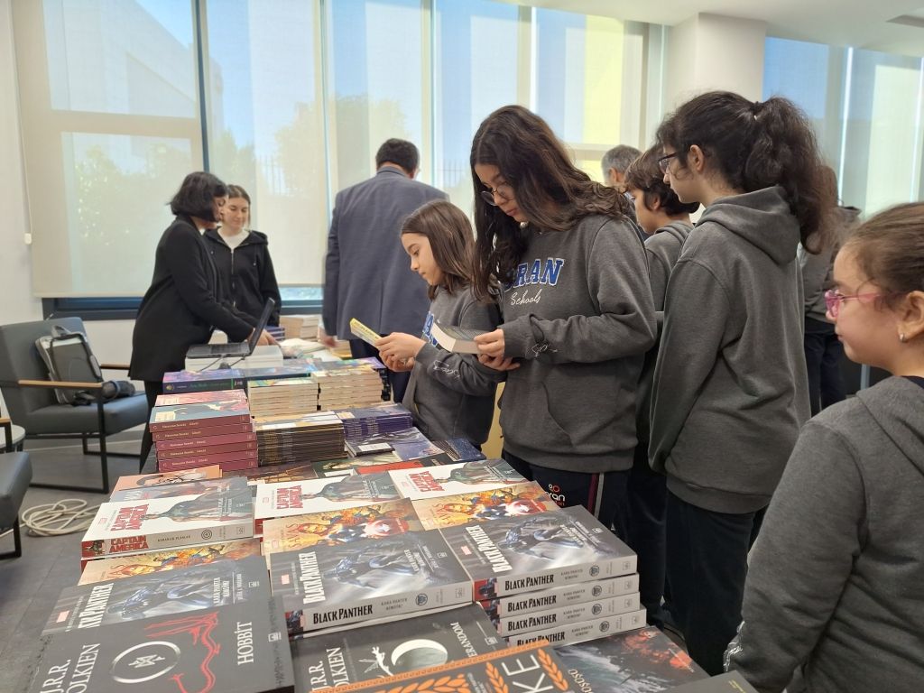 3. Geleneksel " Bir Kitap, Bir Dünya " fuarımızın açılışını Sayın Kurucumuz, Kurucu Temsilcilerimiz, Genel Müdürümüz ve Okul Müdürlerimizin katılımıyla gerçekleştirdik. görseli 2