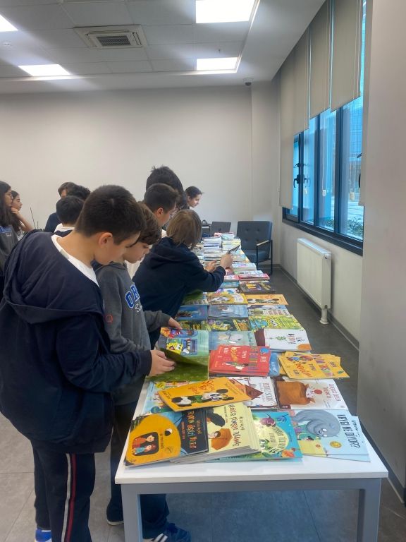 3. Geleneksel " Bir Kitap, Bir Dünya " fuarımızın açılışını Sayın Kurucumuz, Kurucu Temsilcilerimiz, Genel Müdürümüz ve Okul Müdürlerimizin katılımıyla gerçekleştirdik. görseli 8
