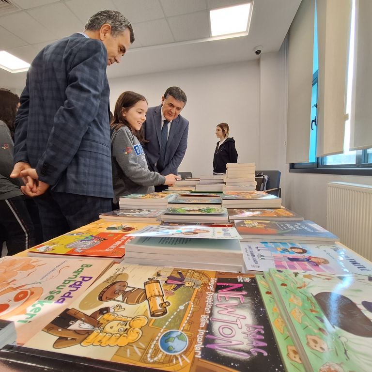 3. Geleneksel " Bir Kitap, Bir Dünya " fuarımızın açılışını Sayın Kurucumuz, Kurucu Temsilcilerimiz, Genel Müdürümüz ve Okul Müdürlerimizin katılımıyla gerçekleştirdik. görseli 3