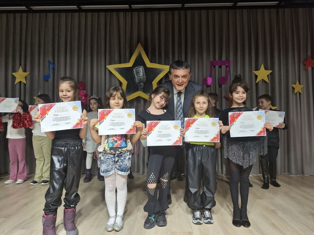 İlkokul ve ortaokul öğrencilerimiz “Sahne Senin” etkinliğinde birbirinden kıymetli ve eşsiz yeteneklerini sahnelediler. görseli 4