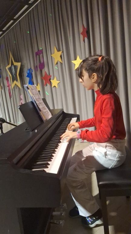 İlkokul ve ortaokul öğrencilerimiz “Sahne Senin” etkinliğinde birbirinden kıymetli ve eşsiz yeteneklerini sahnelediler. görseli 2