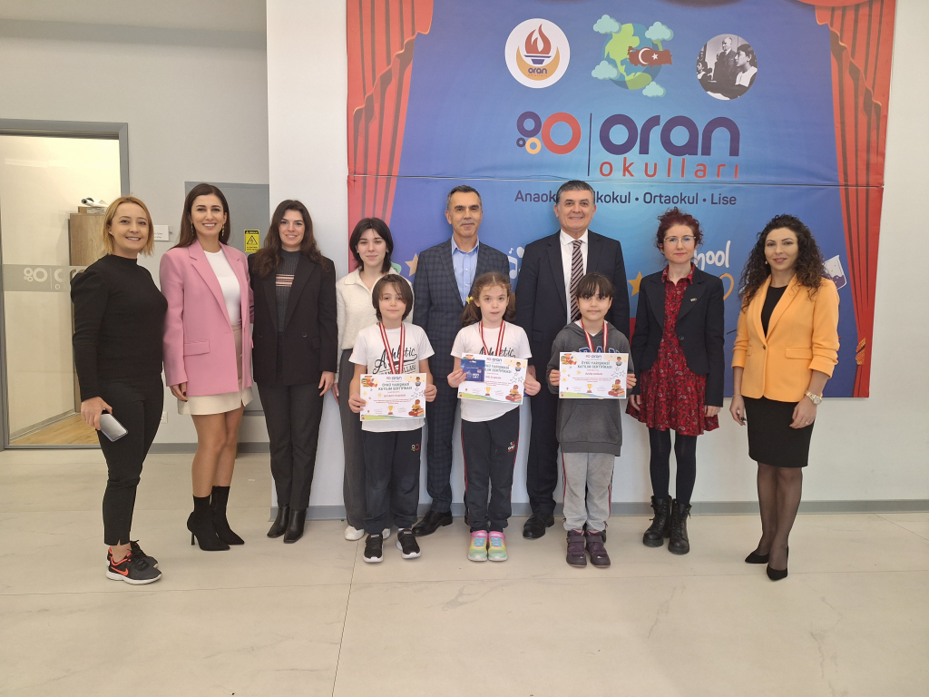 14 Şubat Dünya Öykü Günü kapsamında okulumuz ilkokul ve ortaokul öğrencileri arasında “Minik Kalemler” öykü yarışması düzenledik ve dereceye giren öğrencilerimize ödüllerini takdim ettik görseli 1