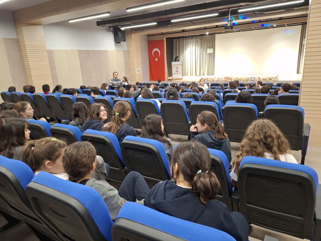 Her yıl 5. sınıflarda geleneksel olarak düzenlediğimiz "Spelling Bee" yarışmamızı gerçekleştirdik. görseli 4