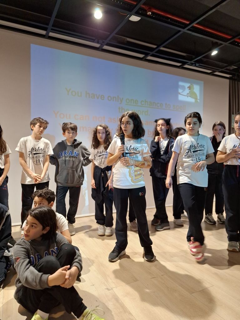 Her yıl 5. sınıflarda geleneksel olarak düzenlediğimiz "Spelling Bee" yarışmamızı gerçekleştirdik. görseli 1