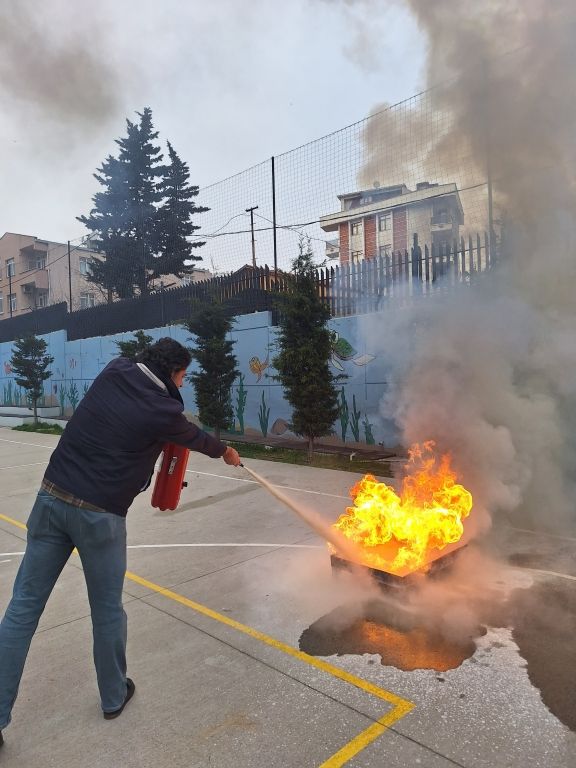 28 Şubat Sivil Savunma Günü kapsamında okulumuz personellerine sivil savunma ve yangın eğitimi semineri gerçekleştirilmiş ardından yangın tatbikatı yapılmıştır. görseli 5