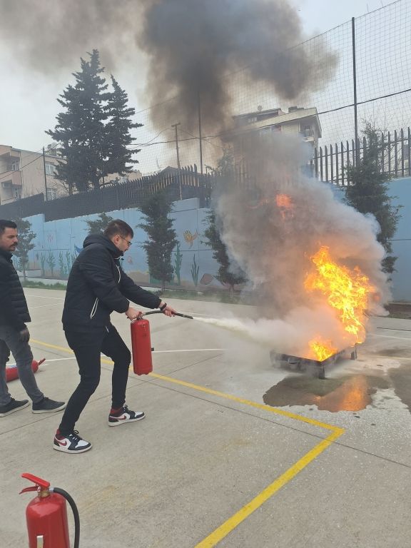 28 Şubat Sivil Savunma Günü kapsamında okulumuz personellerine sivil savunma ve yangın eğitimi semineri gerçekleştirilmiş ardından yangın tatbikatı yapılmıştır. görseli 1