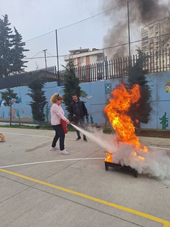 28 Şubat Sivil Savunma Günü kapsamında okulumuz personellerine sivil savunma ve yangın eğitimi semineri gerçekleştirilmiş ardından yangın tatbikatı yapılmıştır. görseli 2
