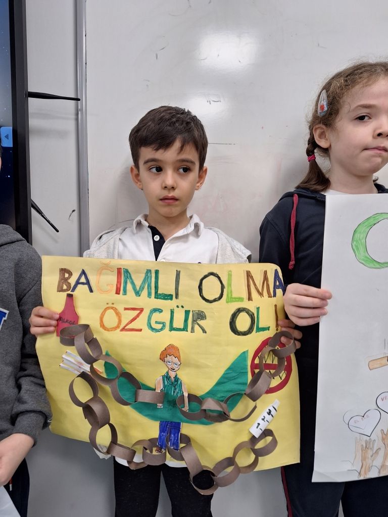 Yeşilay Haftası kapsamında 2.sınıf öğrencilerimiz sınıfları dolaşarak, bilinçlenme ve farkındalık oluşturma etkinliği gerçekleştirdiler. görseli 7