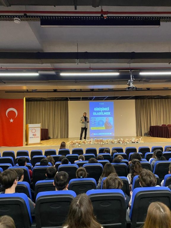 Girişimcilik haftası kapsamında, kimya ve yazılım alanlarında girişimci iş insanı Sayın Ahmet Yener Akpınar, ortaokul ve lise öğrencilerimiz ile deneyimlerini paylaşarak onlara girişimcilik hakkında bilgiler verdi. görseli 1
