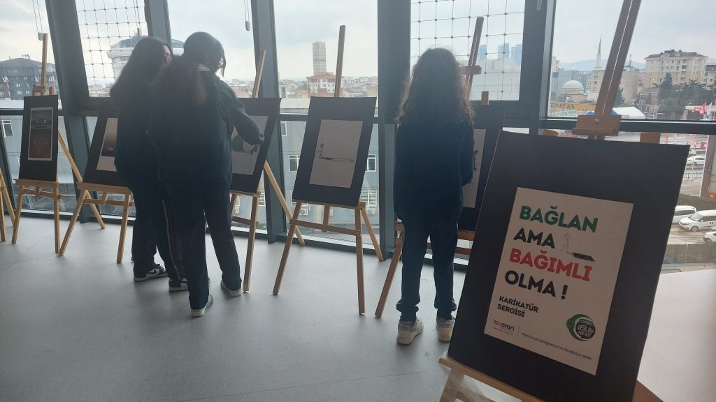 Yeşilay Haftası kapsamında PDR Birimi olarak ortaokul öğrencilerimizle birlikte "Bağlan Ama Bağımlı Olma" sergimizde buluştuk. görseli 6