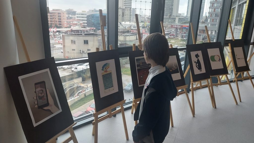 Yeşilay Haftası kapsamında PDR Birimi olarak ortaokul öğrencilerimizle birlikte "Bağlan Ama Bağımlı Olma" sergimizde buluştuk. görseli 5