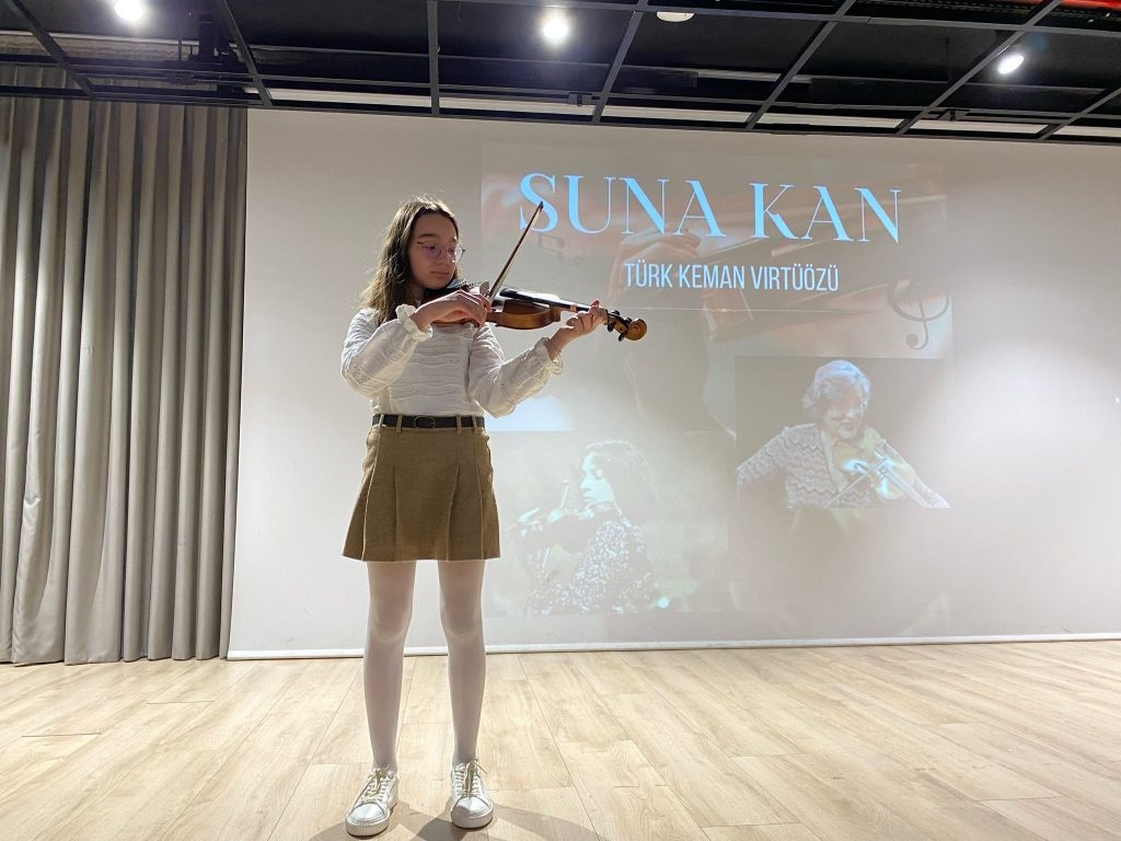 Dünyaya iz bırakan ve yön verenler projesi kapsamında öğrencilerimiz ''Tarihe iz bırakan kadınları'' canlandırarak insanlığa katkıları hakkında sunum gerçekleştirdiler. görseli 5