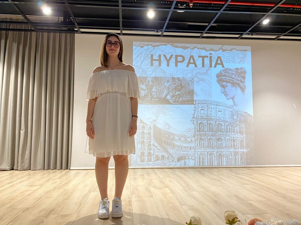 Dünyaya iz bırakan ve yön verenler projesi kapsamında öğrencilerimiz ''Tarihe iz bırakan kadınları'' canlandırarak insanlığa katkıları hakkında sunum gerçekleştirdiler. görseli 10