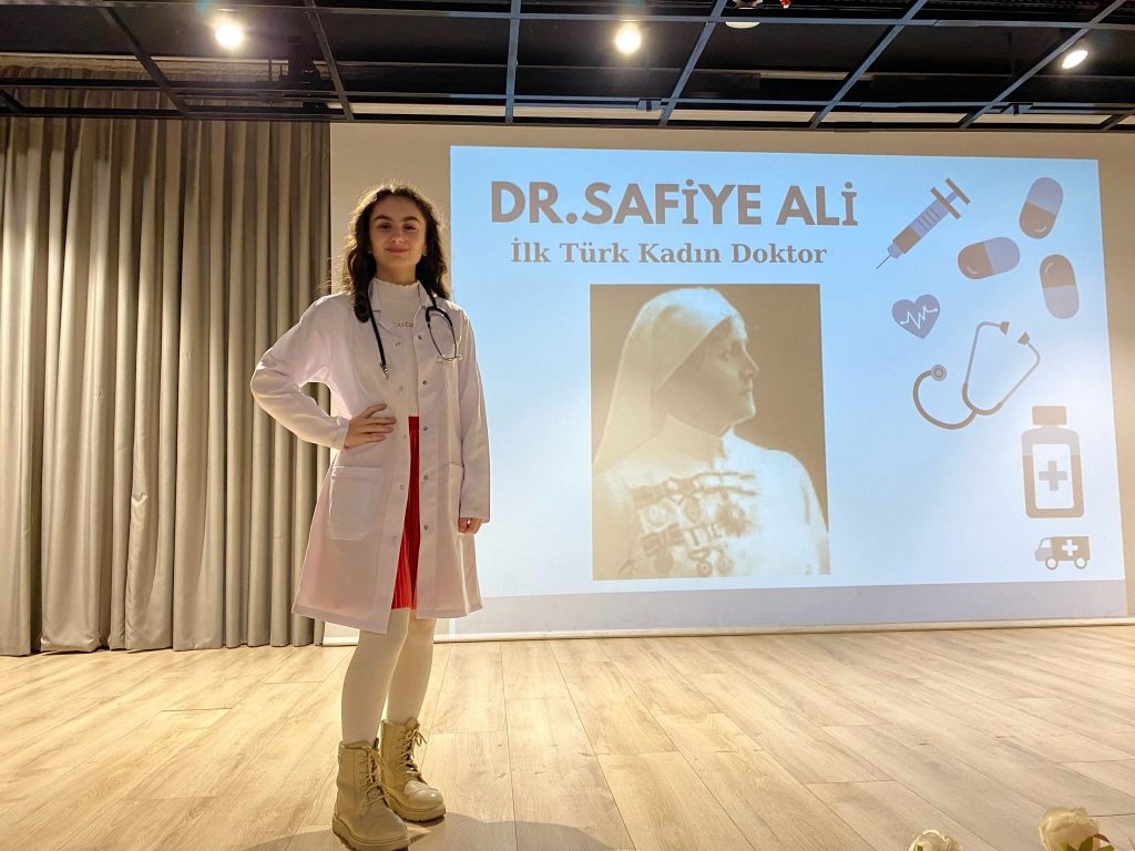 Dünyaya iz bırakan ve yön verenler projesi kapsamında öğrencilerimiz ''Tarihe iz bırakan kadınları'' canlandırarak insanlığa katkıları hakkında sunum gerçekleştirdiler. görseli 6