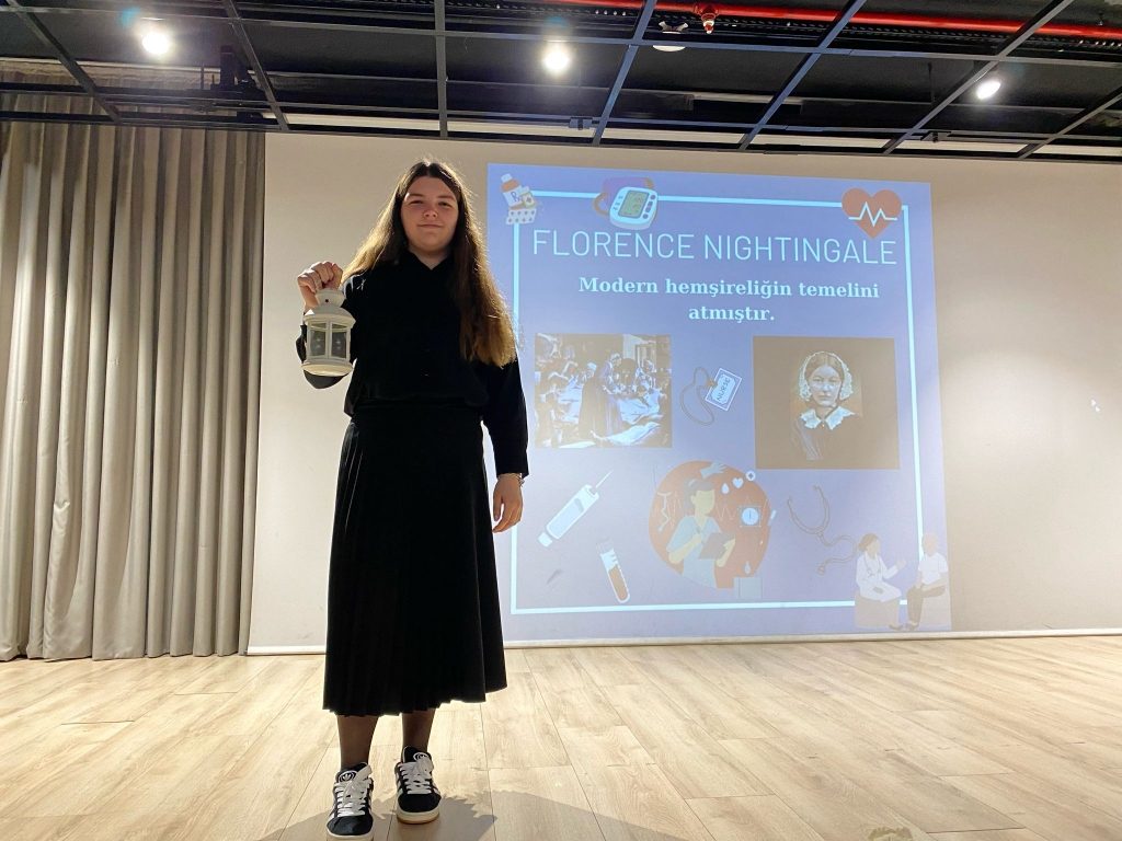 Dünyaya iz bırakan ve yön verenler projesi kapsamında öğrencilerimiz ''Tarihe iz bırakan kadınları'' canlandırarak insanlığa katkıları hakkında sunum gerçekleştirdiler. görseli 12
