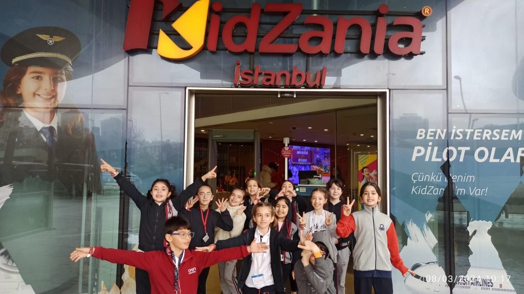 2. 3. ve 4. sınıf öğrencilerimizle, çocuklara uygun boyutlarda tasarlanmış, gerçek bir şehir düzenlemesine sahip hastane, itfaiye, tiyatro, üretim fabrikaları, havacılık akademisi, diş sağlığı merkezi, banka gibi 67 aktivite alanı bulunan çocuklar ülkesi KidZania'ya gözlem ve inceleme gezisi düzenledik. görseli 5