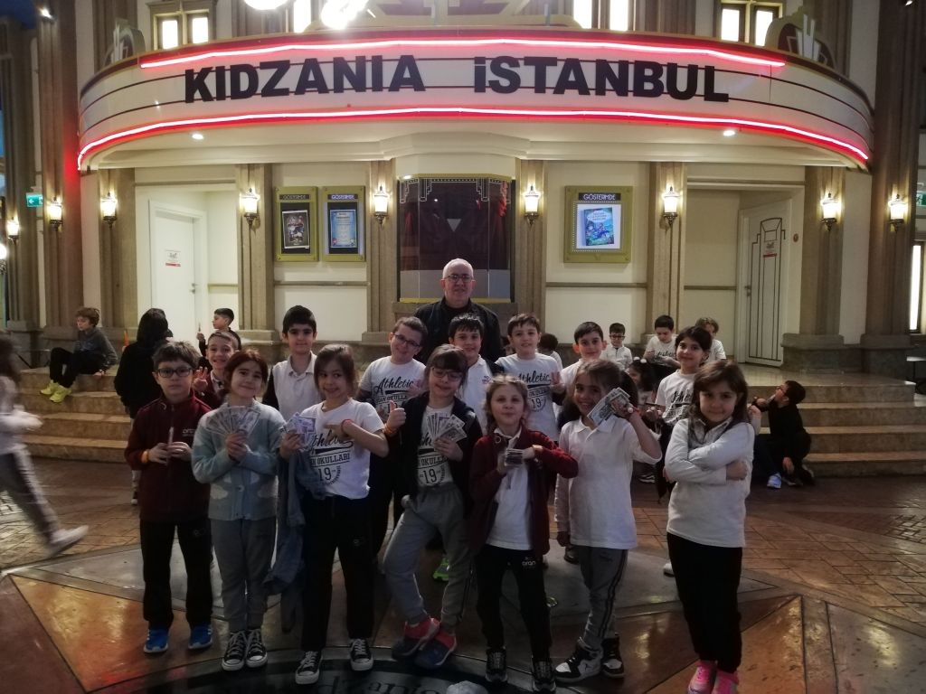 2. 3. ve 4. sınıf öğrencilerimizle, çocuklara uygun boyutlarda tasarlanmış, gerçek bir şehir düzenlemesine sahip hastane, itfaiye, tiyatro, üretim fabrikaları, havacılık akademisi, diş sağlığı merkezi, banka gibi 67 aktivite alanı bulunan çocuklar ülkesi KidZania'ya gözlem ve inceleme gezisi düzenledik. görseli 2