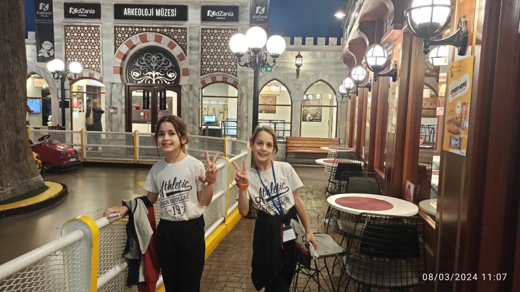 2. 3. ve 4. sınıf öğrencilerimizle, çocuklara uygun boyutlarda tasarlanmış, gerçek bir şehir düzenlemesine sahip hastane, itfaiye, tiyatro, üretim fabrikaları, havacılık akademisi, diş sağlığı merkezi, banka gibi 67 aktivite alanı bulunan çocuklar ülkesi KidZania'ya gözlem ve inceleme gezisi düzenledik. görseli 8