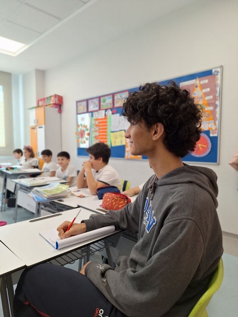 Okulumuzda eğitim gören öğrencilerimizin gelecek planlamaları ile ilgili kariyer günlerinin yanı sıra gözlem yaparak seçimlerini gerçekleştirmelerine de olanak sağlıyoruz. görseli 1