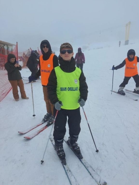 8-9 Mart tarihlerinde ortaokul ve lise öğrencilerimizle Bursa Uludağ Kayak merkezine gelenekselleşecek ilk kayak kampımızı yaptık. görseli 1