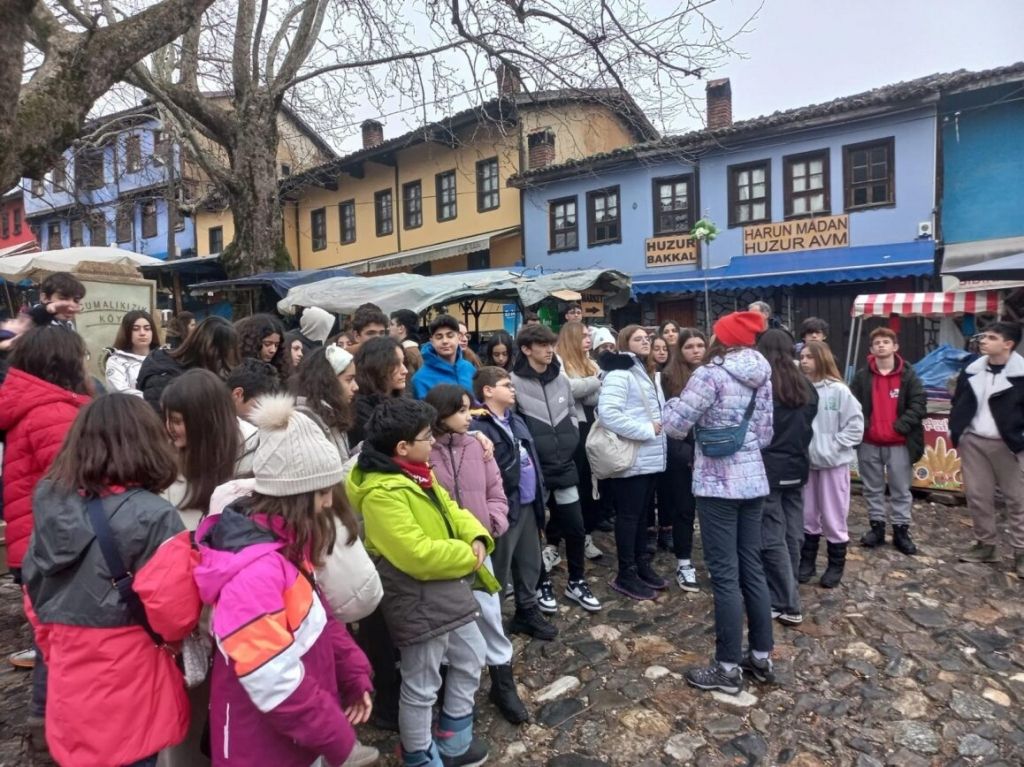 8-9 Mart tarihlerinde ortaokul ve lise öğrencilerimizle Bursa Uludağ Kayak merkezine gelenekselleşecek ilk kayak kampımızı yaptık. görseli 5
