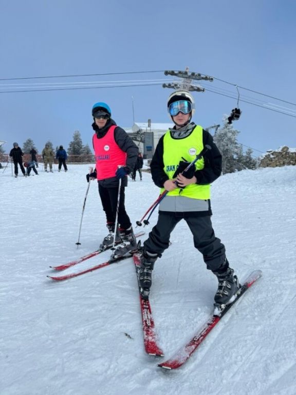 8-9 Mart tarihlerinde ortaokul ve lise öğrencilerimizle Bursa Uludağ Kayak merkezine gelenekselleşecek ilk kayak kampımızı yaptık. görseli 8