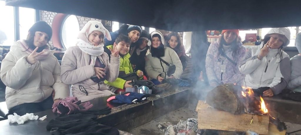 8-9 Mart tarihlerinde ortaokul ve lise öğrencilerimizle Bursa Uludağ Kayak merkezine gelenekselleşecek ilk kayak kampımızı yaptık. görseli 19