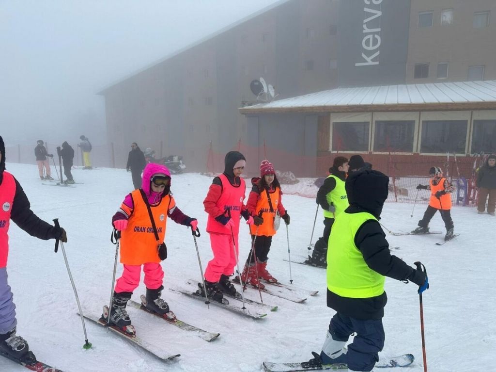 8-9 Mart tarihlerinde ortaokul ve lise öğrencilerimizle Bursa Uludağ Kayak merkezine gelenekselleşecek ilk kayak kampımızı yaptık. görseli 14