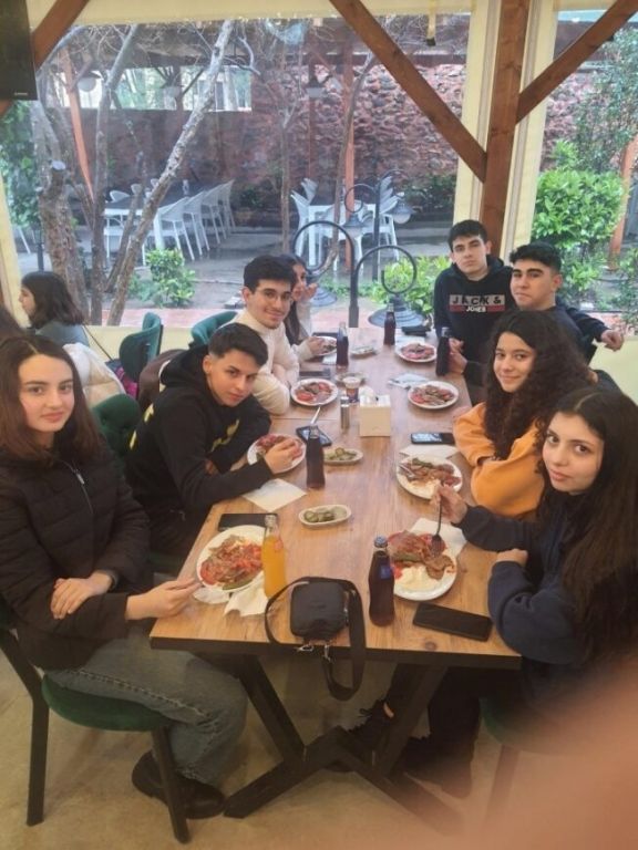 8-9 Mart tarihlerinde ortaokul ve lise öğrencilerimizle Bursa Uludağ Kayak merkezine gelenekselleşecek ilk kayak kampımızı yaptık. görseli 16