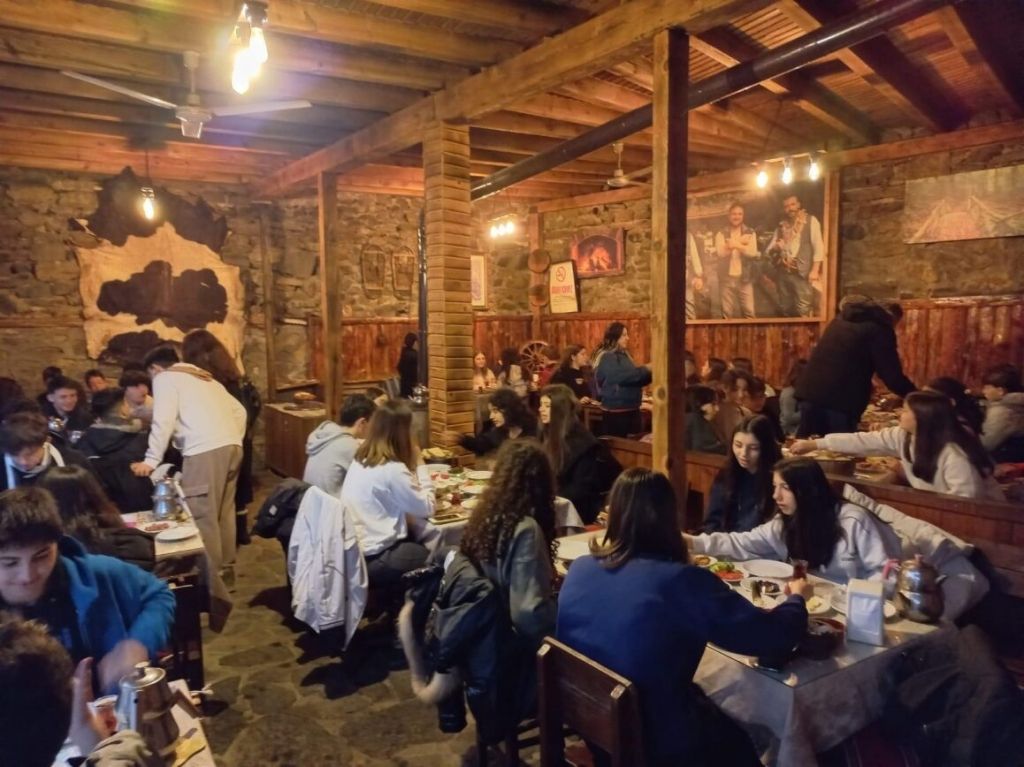 8-9 Mart tarihlerinde ortaokul ve lise öğrencilerimizle Bursa Uludağ Kayak merkezine gelenekselleşecek ilk kayak kampımızı yaptık. görseli 12