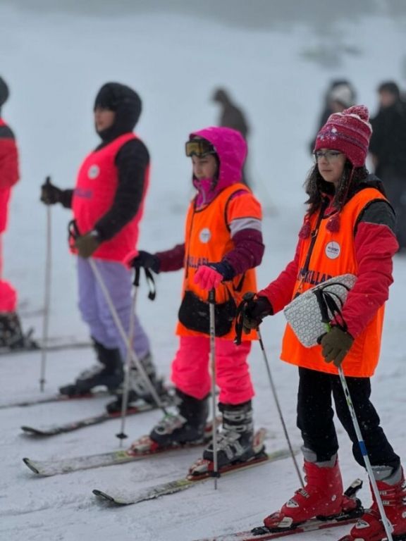 8-9 Mart tarihlerinde ortaokul ve lise öğrencilerimizle Bursa Uludağ Kayak merkezine gelenekselleşecek ilk kayak kampımızı yaptık. görseli 28