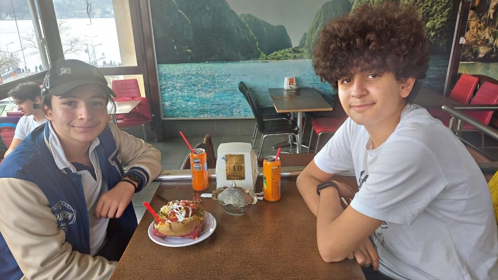 8.sınıf öğrencilerimizin sınava adım adım yaklaştığı bu süreçte, motivasyon amaçlı Ortaköy gezisi ve kumpir-waffle etkinliği düzenlendi. görseli 2