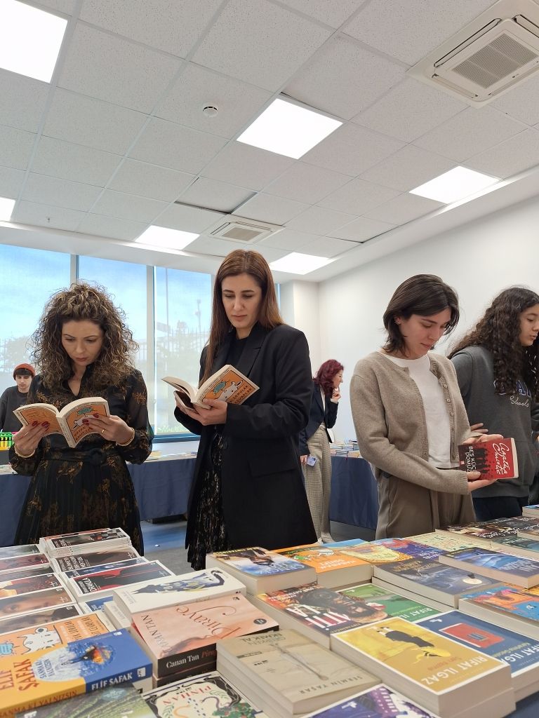 4. Geleneksel "Bir Kitap, Bir Dünya" kitap fuarımızın açılışını Sayın Kurucu Temsilcilerimiz, Genel Müdürümüz ve Okul Müdürlerimizin katılımıyla gerçekleştirdik. görseli 5