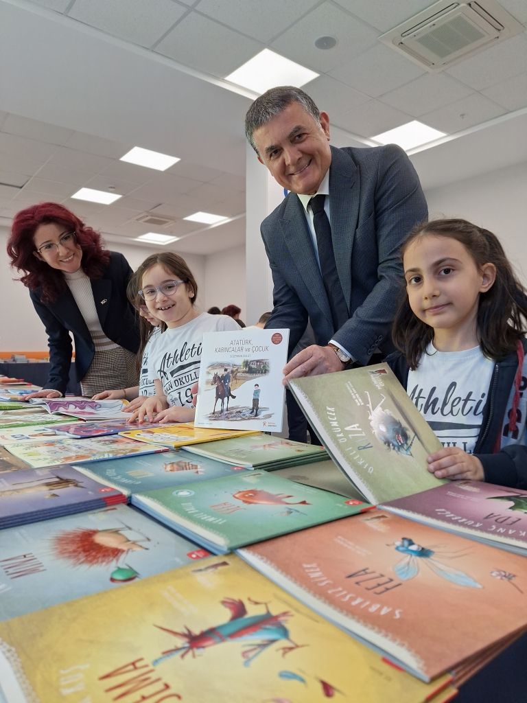 4. Geleneksel "Bir Kitap, Bir Dünya" kitap fuarımızın açılışını Sayın Kurucu Temsilcilerimiz, Genel Müdürümüz ve Okul Müdürlerimizin katılımıyla gerçekleştirdik. görseli 4