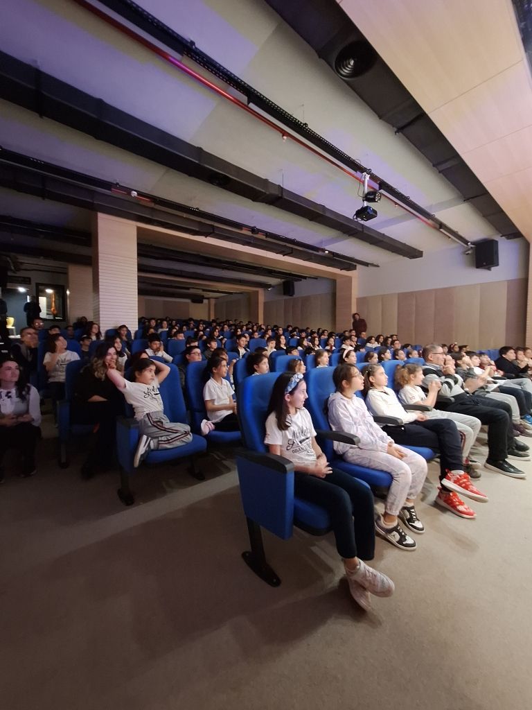 Dünya Tiyatro Günü kapsamında, İkon Çocuk Tiyatro ekibi tarafından okulumuzda ana sınıfı ve ilkokul öğrencilerimize "Çizmeli Kedi", ortaokul ve lise öğrencilerimize ''Efendi Şensoy Yaveri Ferhan'' isimli tiyatro oyunları sergilendi. görseli 4