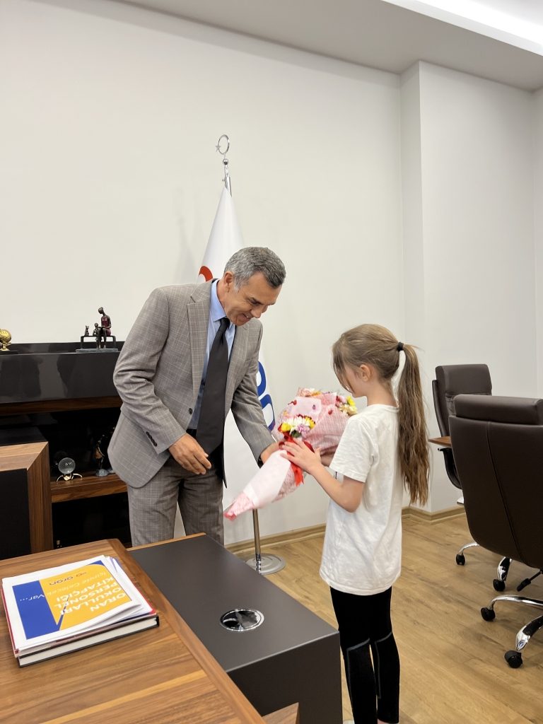 Kurucumuz Sayın Orhan Karakaya, 23 Nisan Ulusal Egemenlik ve Çocuk Bayramı'nın 104. yıl dönümü kapsamında koltuğunu ilkokul kademesi öğrencilerimize teslim etti. görseli 5