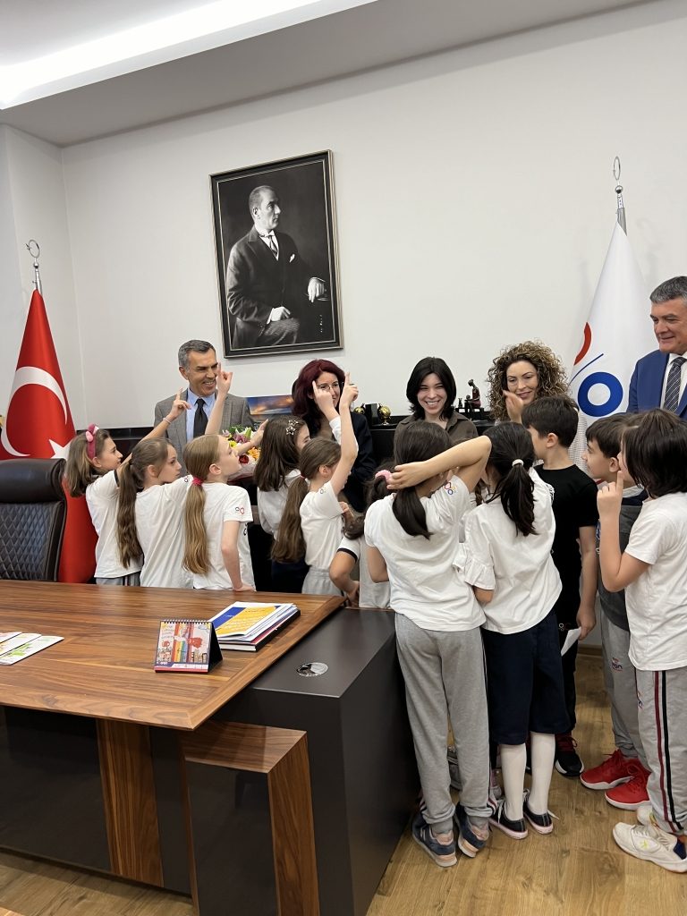 Kurucumuz Sayın Orhan Karakaya, 23 Nisan Ulusal Egemenlik ve Çocuk Bayramı'nın 104. yıl dönümü kapsamında koltuğunu ilkokul kademesi öğrencilerimize teslim etti. görseli 8