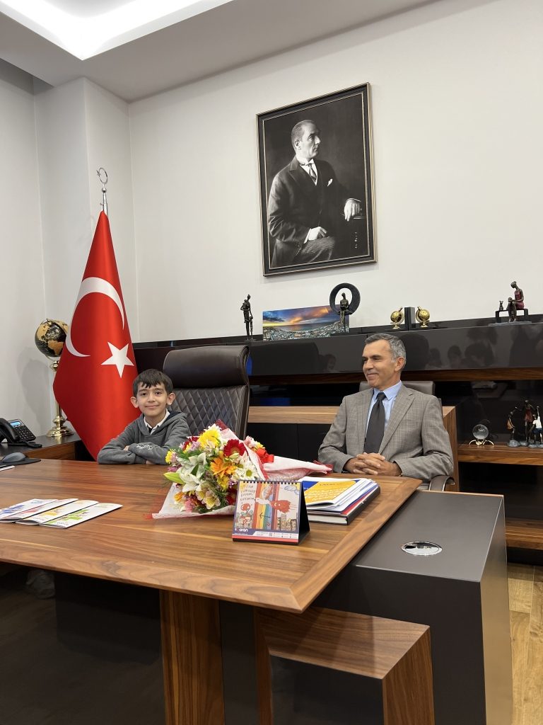 Kurucumuz Sayın Orhan Karakaya, 23 Nisan Ulusal Egemenlik ve Çocuk Bayramı'nın 104. yıl dönümü kapsamında koltuğunu ilkokul kademesi öğrencilerimize teslim etti. görseli 3