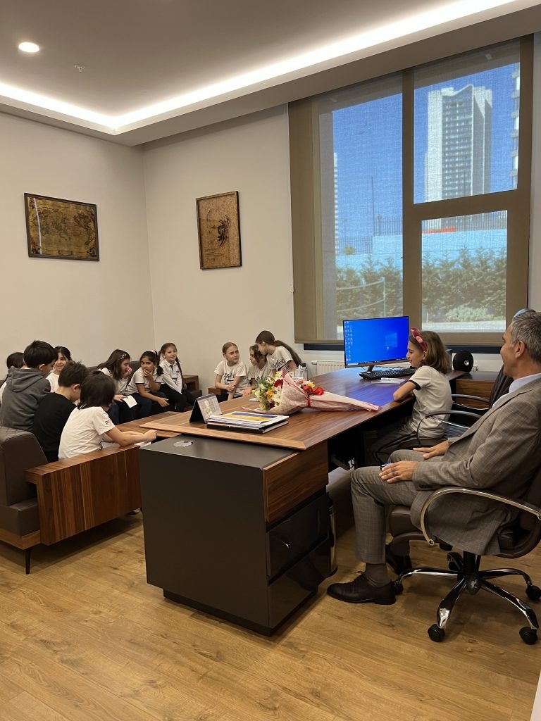 Kurucumuz Sayın Orhan Karakaya, 23 Nisan Ulusal Egemenlik ve Çocuk Bayramı'nın 104. yıl dönümü kapsamında koltuğunu ilkokul kademesi öğrencilerimize teslim etti. görseli 7