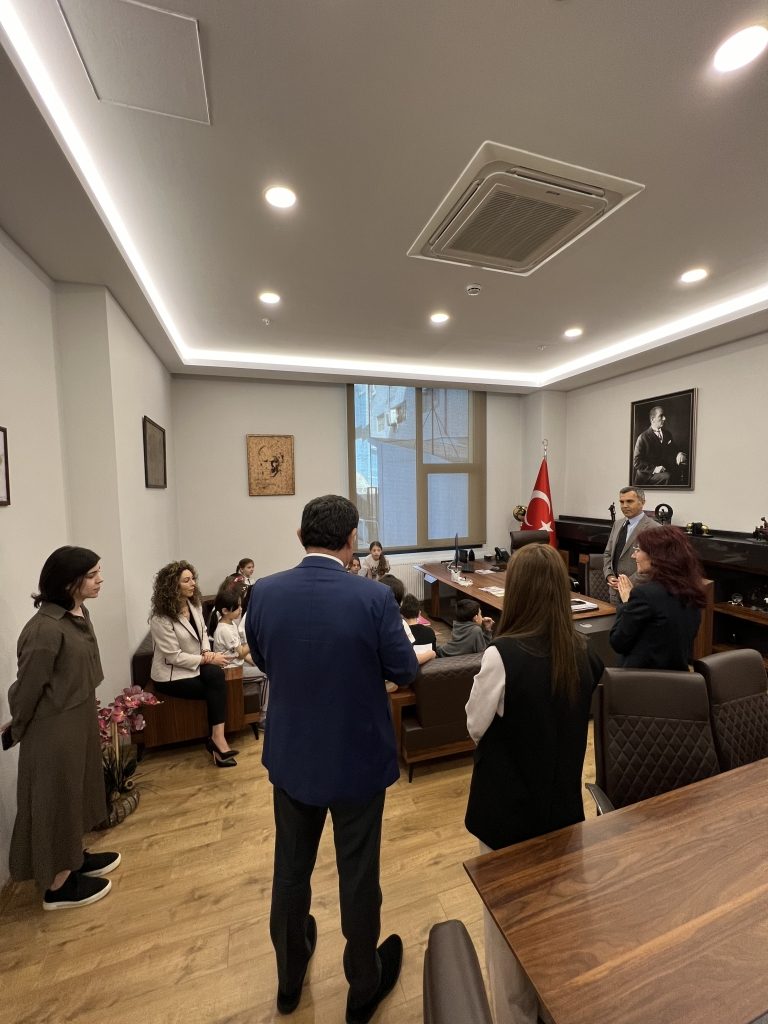 Kurucumuz Sayın Orhan Karakaya, 23 Nisan Ulusal Egemenlik ve Çocuk Bayramı'nın 104. yıl dönümü kapsamında koltuğunu ilkokul kademesi öğrencilerimize teslim etti. görseli 1
