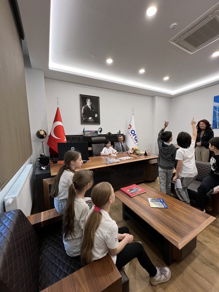 Kurucumuz Sayın Orhan Karakaya, 23 Nisan Ulusal Egemenlik ve Çocuk Bayramı'nın 104. yıl dönümü kapsamında koltuğunu ilkokul kademesi öğrencilerimize teslim etti. görseli 4