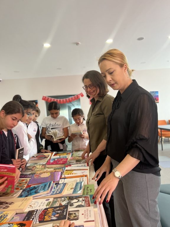 Kitap değişimi yoluyla, okuma kültürünün yaygınlaşmasını ve de gelişimini desteklemeyi amaçladığımız Kitap Takas Etkinliğimizi gerçekleştirdik. görseli 1