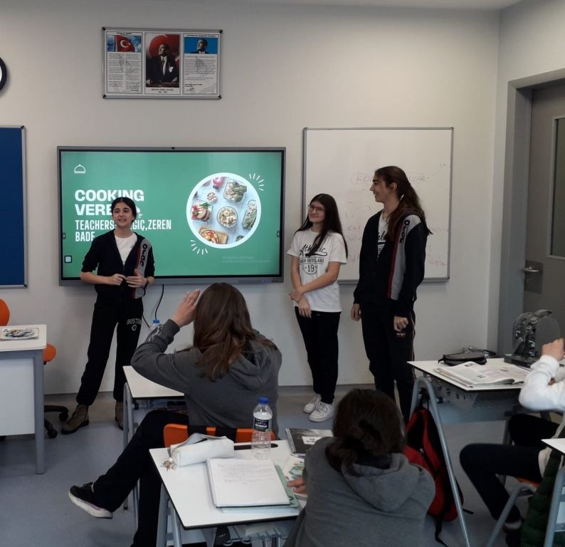 7. sınıflarımızla İngilizce dersinde “It’s Your Turn” etkinliği kapsamında sözü öğrencilerimize bıraktık.